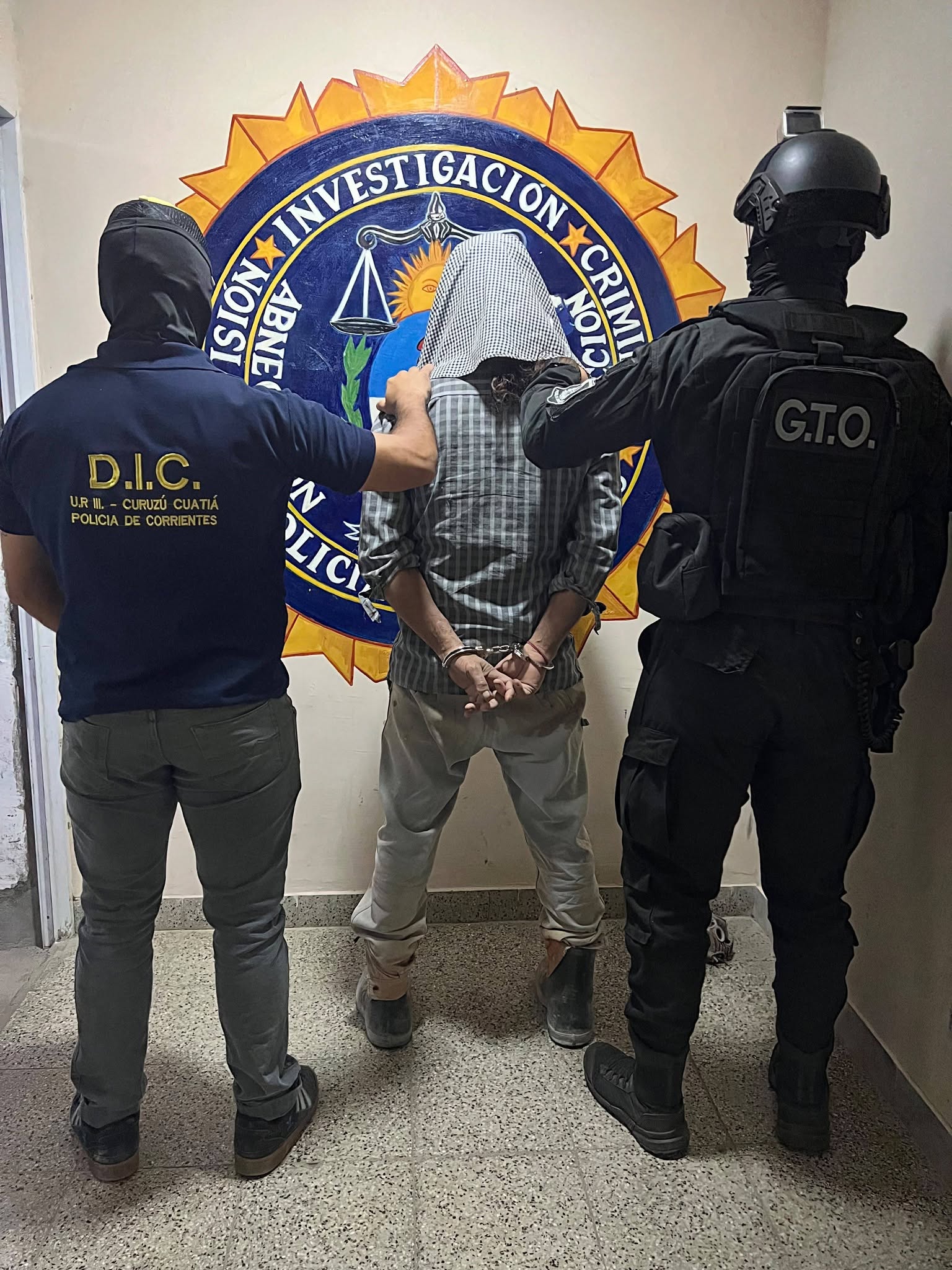 Policiales en Curuzu Cuatia desvarata quiosco Narco